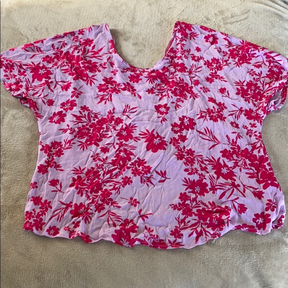 En creme Women’s floral top size Large